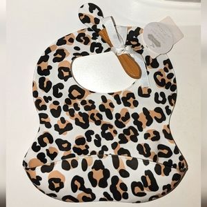 Brand New 2-Piece Mud Pie Leopard Silicone and wood Baby Bib and Spoon Set.